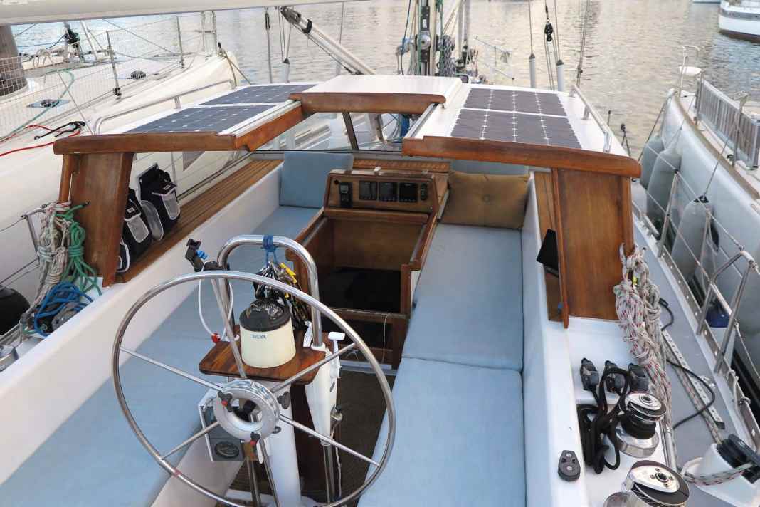 Outside and yet inside: The roof over the cockpit and companionway is a mixture of fixed sprayhood and deckhouse. The watch is protected here at sea
