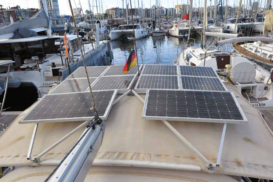 Solar park: A substructure for ten panels with a total of 360 Wp was built on the bimini using aluminium profiles. Flexible modules would be an alternative