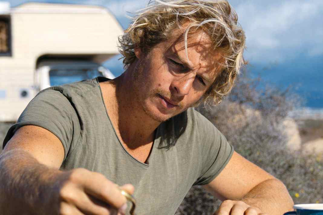 Oltre a recitare, Daniel Roesner è anche impegnato nella costruzione di barche. Nel 28° episodio del podcast YACHT dedicato alla vela, rivela a quale progetto da sogno sta lavorando.