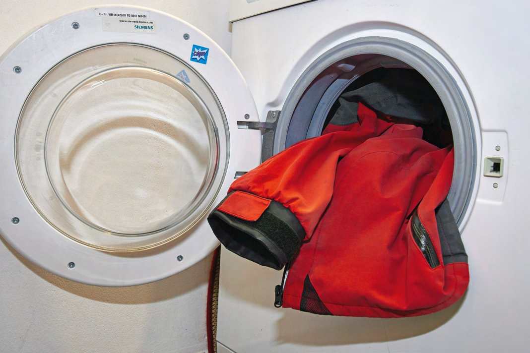 Il sudore, la crema solare e soprattutto il sale danneggiano il materiale. Per questo motivo le cerate devono essere lavate regolarmente. Più volte a stagione, ma sicuramente se sono entrate in contatto con l'acqua salata. Utilizzare un detersivo per indumenti funzionali con membrana. Non asciugare le cerate con l'asciugatrice, perché le danneggerebbe!