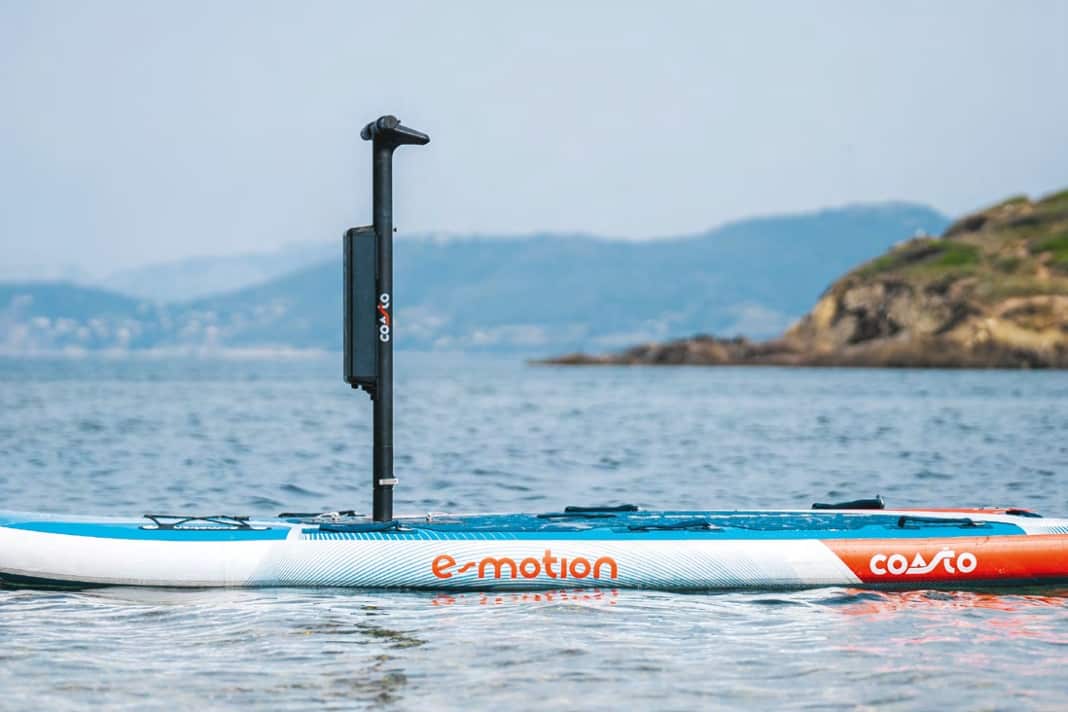La batterie est fixée au guidon et la vitesse se règle avec le pouce.