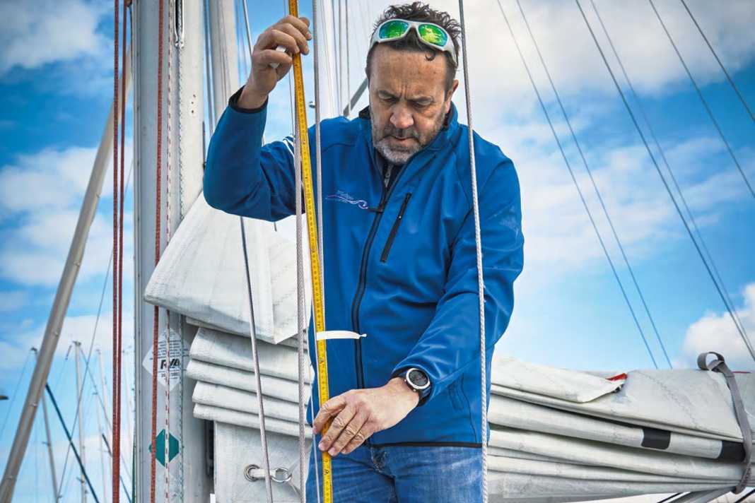 Fixer le mètre en haut des haubans, l'extrémité inférieure étant à environ 5 mm au-dessus du terminal.