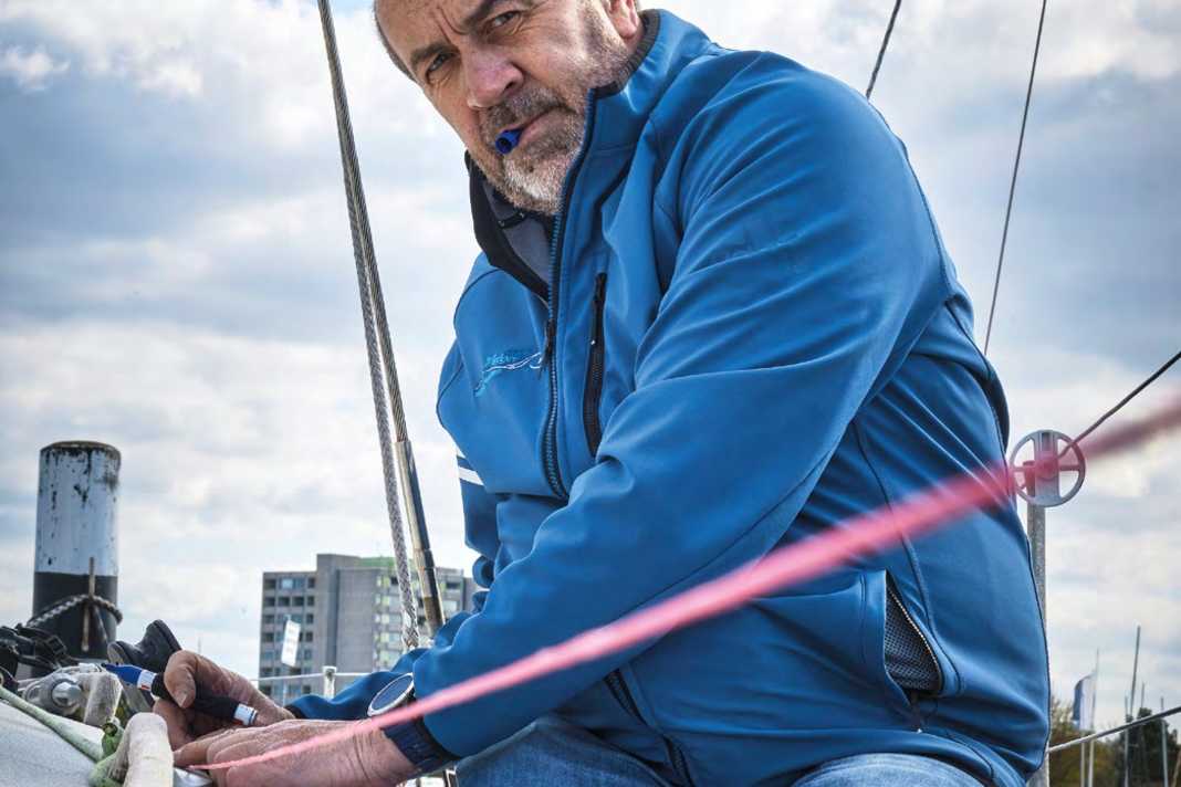 The symmetry of the hollow points is determined by measuring their distance from the forestay