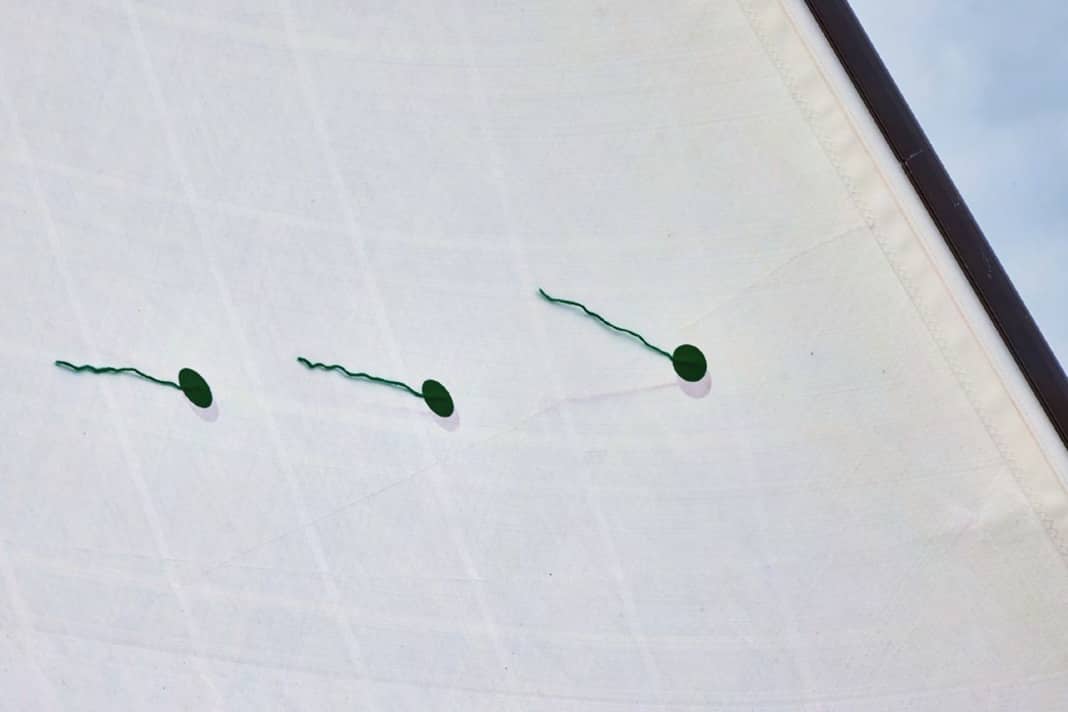 If the leeward threads are in contact and the front windward thread rises slightly, the trim is perfect