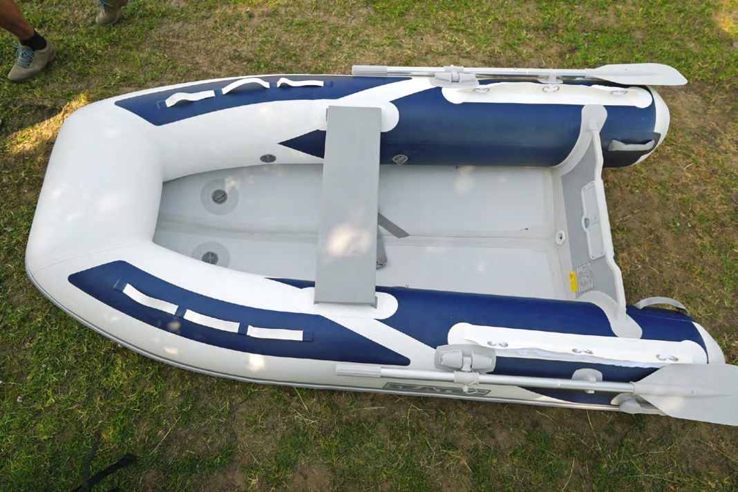 High-pressure V-floor: The high-pressure floor is an integral part of the hull construction. However, this results in a sloping floor without a bilge and puddles of water