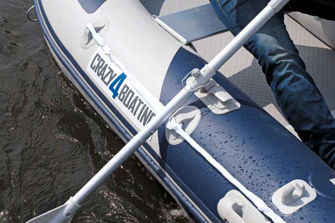 Kollision beim Pullen: Beim Beiboot 250 AMF von Crazy4Boating bleiben die beiden Riemen beim Rudern leider an den Ösen der Halteleine hängen