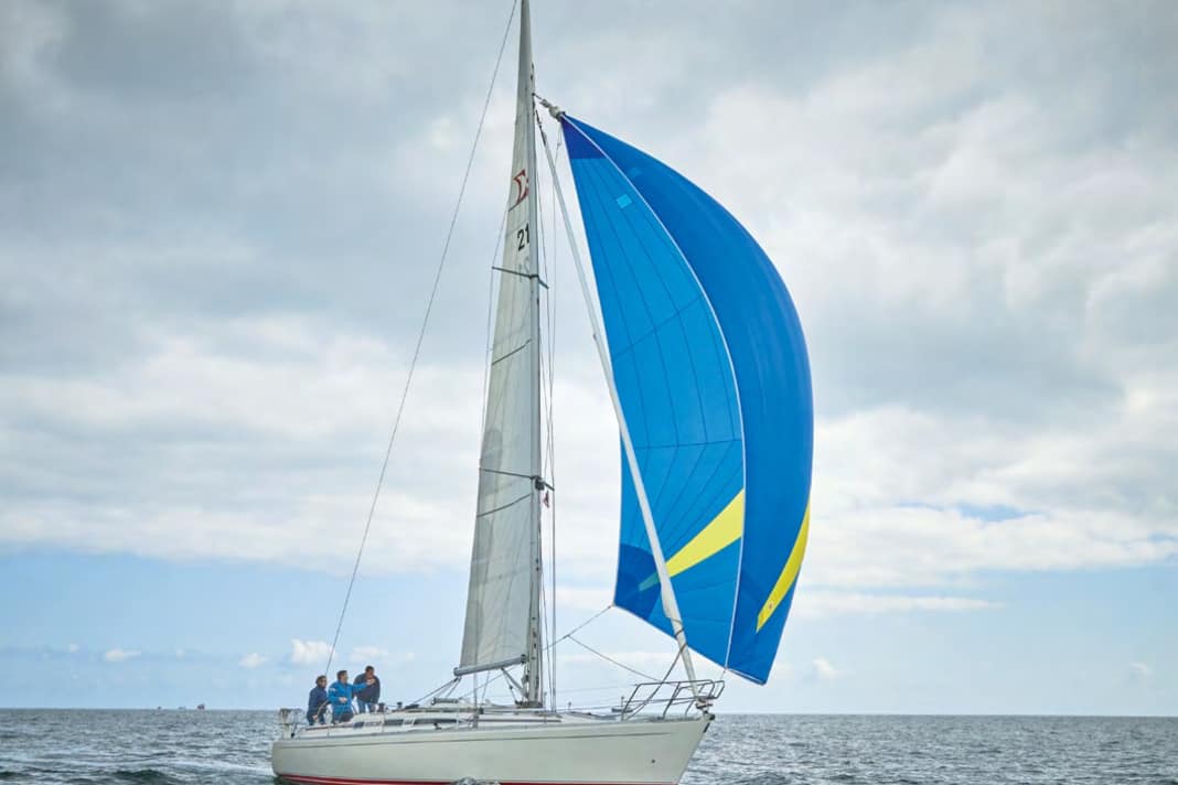 Ajustement de l'empannage - les écoutes de gennaker passent à l'extérieur de la voile et du gréement.