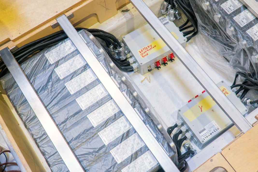 Braucht viel Platz. Die geringe Energiedichte der Akkus im Vergleich zu Dieselkraftstoff erfordert eine Menge Raum für die Stromspeicher