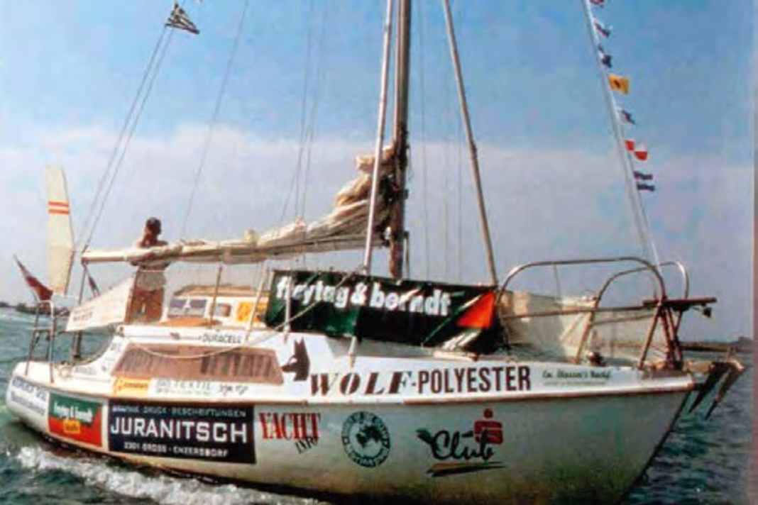 1996 –1998: Erste Solo-Weltumsegelung mit einem selbst gebauten 26-Fuß-Boot auf Grundlage einer Swallow 26. Start und Ziel für den 26.000 Seemeilen langen Törn war das italienische Grado