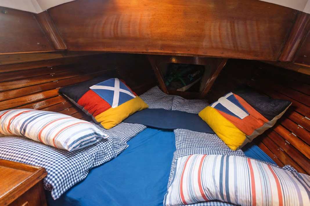 Des draps au lieu d'un sac de couchage : une couchette confortable, bien rangée et joliment décorée invite au repos et favorise le sommeil