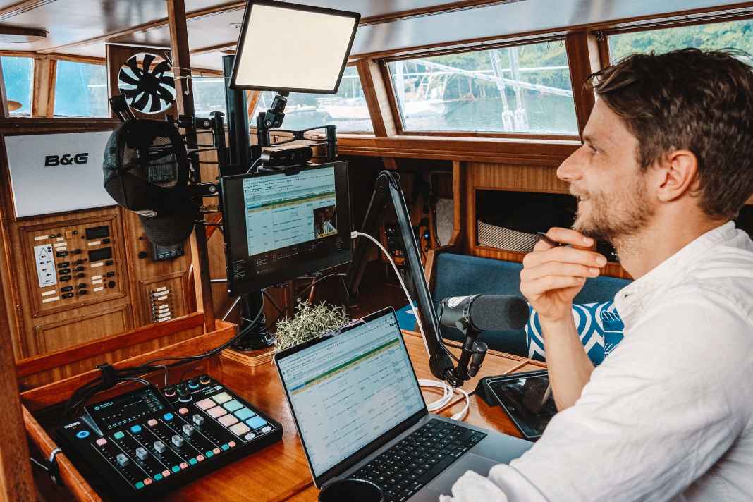 Schwimmendes Hightech-Büro: Mathias Salomon an seinem Arbeitsplatz im Salon der Reinke