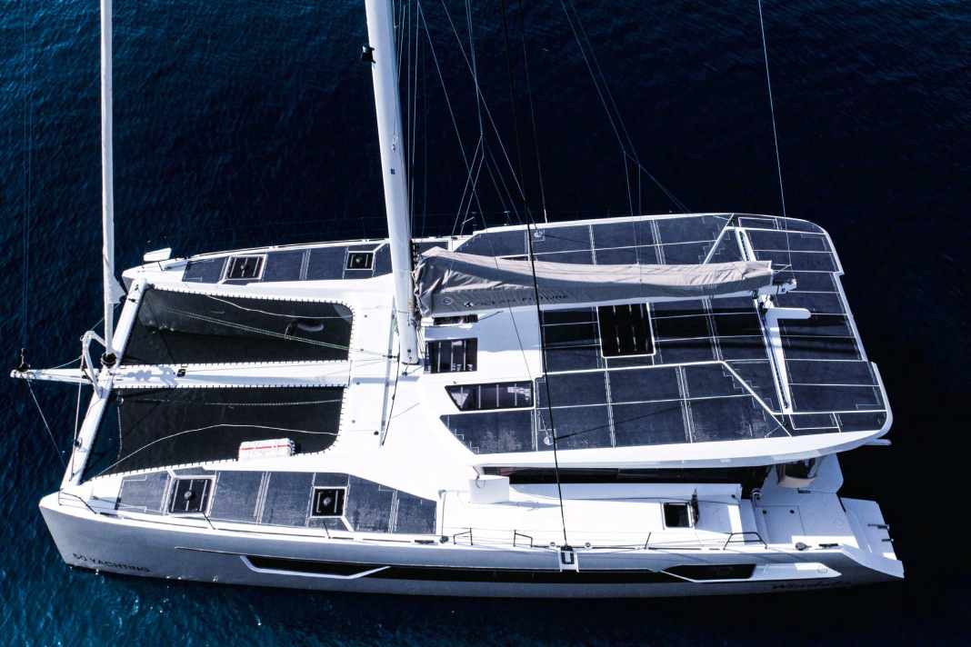 Kajütdach und vordere Decks wurden mit flexiblen, begehbaren Solarzellen versehen. Da sie weniger effizient sind als starre Module, wurden sehr viele verbaut. Windgeneratoren sind optional