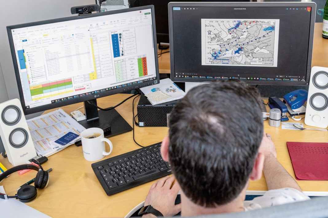 Sebastian Wache at his desk in one of the WetterWelt offices in Kiel. This is where both the forecasts for the radio and the routings for skippers are produced.