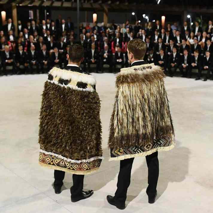  In diesem Outfit wurden Burling und Tuke zu Kapitänen der neuseeländischen Olympiamannschaft 2016 gewählt. Bei der Kieler Woche werden sie wieder standesgemäß in Segelbekleidung antreten