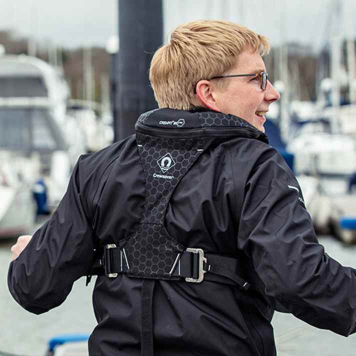 Die Schnallen des Bauchgurts sitzen auf dem Rücken und lassen sich, wie beim alten Modell, auch bei angelegter Weste vom Träger selbst verstellen