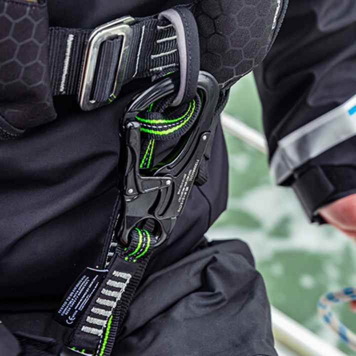 Une ceinture de vie est intégrée, la corde de sécurité est accrochée à une boucle de ceinture légère.