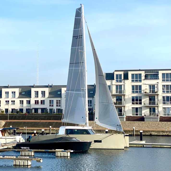   Die Baunummer 1 aufgeriggt im Heimathafen der Werft in Hellevoetsluis