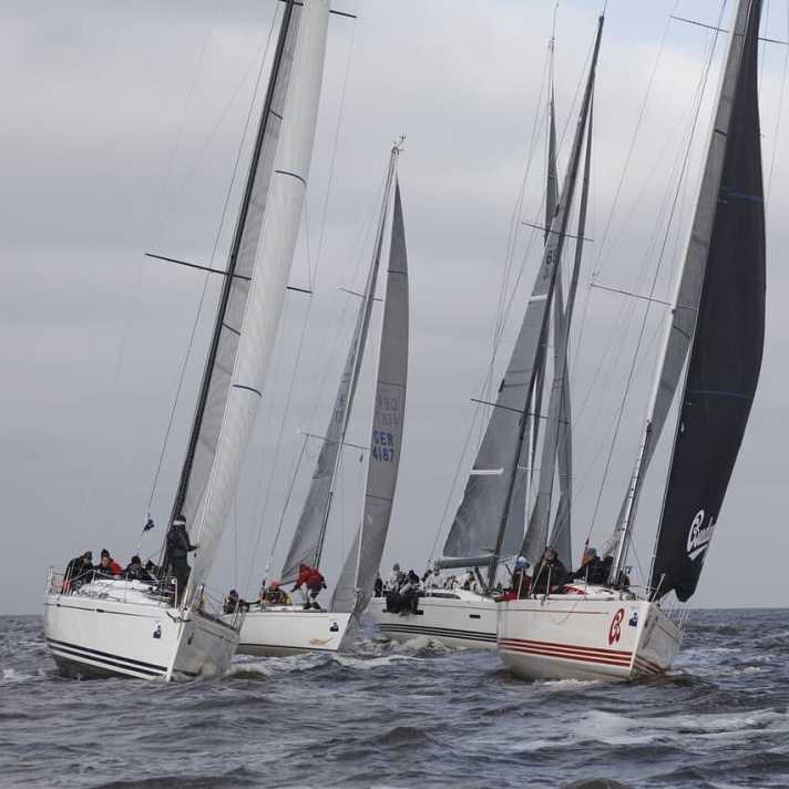 Auf geht's nach Helgoland: Die ersten Crews genossen die Sundowner-Wettfahrt in die Nacht hinein