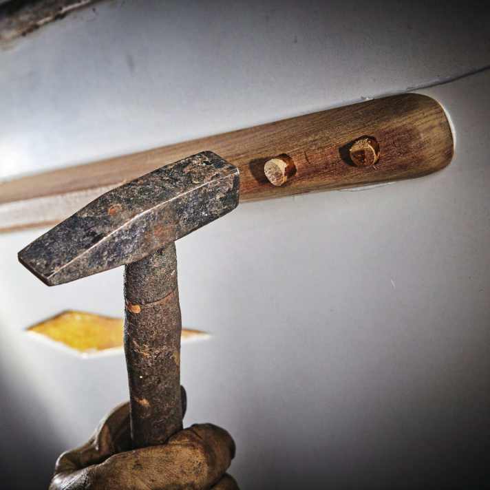 Bohrlöcher mit Pfropfen verschließen