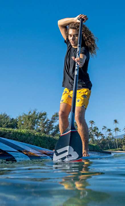 Allround-Talent Bernd Roediger sticht auch mit Paddeln von Black Project ins Wasser.