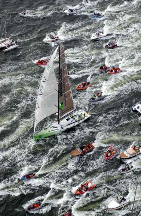   Die Förde schäumte beim triumphalen Einlauf der "illbruck" 2002 in Kiel