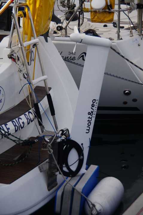   Strom aus Wasserkraft: der Watt&Sea-Hydrogenerator, hier aufgeholt und noch mit dem nicht verstellbaren Propeller