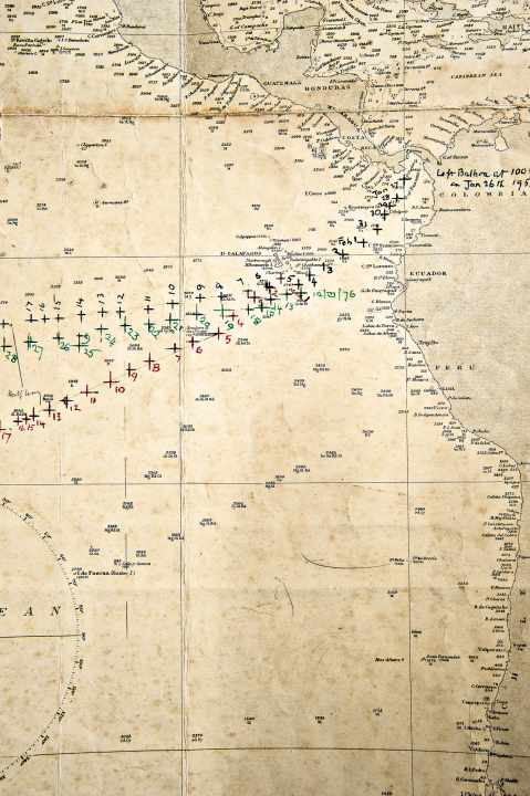 Ogni croce sulla vecchia mappa segna un giorno del viaggio attraverso il 96° Ovest verso i mari del Sud.