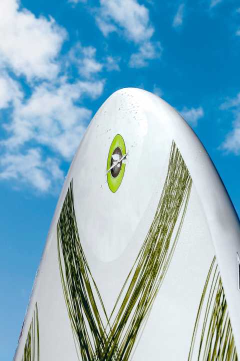 The standing varnish is recessed at the bow of the Exocet Cross Silver, which protects the sail when it is pulled over before the water start.