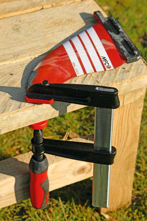 ... fix the fin immediately with moderate pressure using a screw clamp and wait one minute.