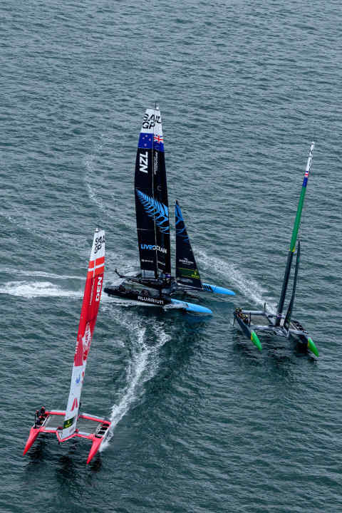 Die drei Finalisten auf einen Blick. In dieser Startszene kamen die Kiwis mit Speed von hinten. Wenig später gewannen sie den Start, kontrollierten die Australier und fegten zunächst davon. Am Ende eines sich in Drehern, Böen und Windlöchern immer wieder wandelnden Segelkrimis gewannen die Neuseeländer