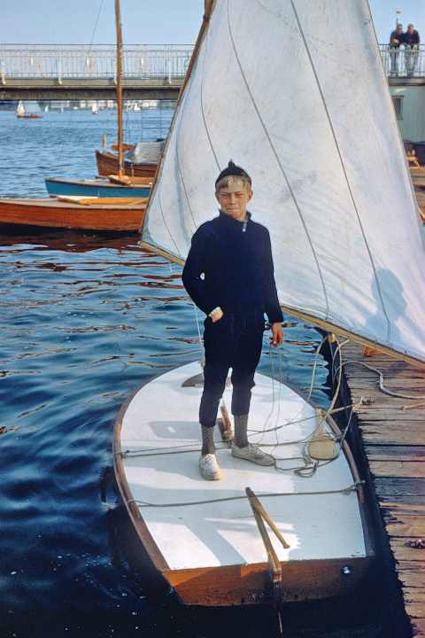 1959 Joachim Kaiser sulla barca a vela al molo dell'Alster sulla Rabenstraße