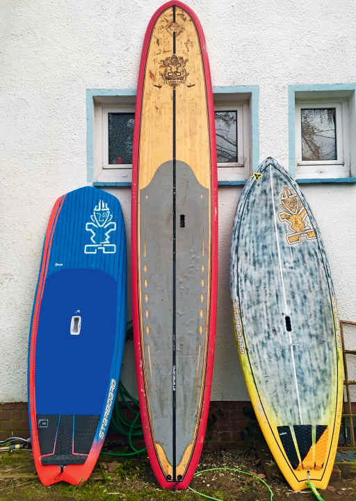 SUP Wave History:  Mit dem Longboard begann 2008 die  Wave-Karriere von Autor Dirk Herpel. Später folgten radikale "richtige" Wave-SUPs, wie das Board rechts. Der letzte Trend unter Wave-SUPern sind nahezu rechteckige Shapes wie das aktuelle Starboard Hyper Nut (links).