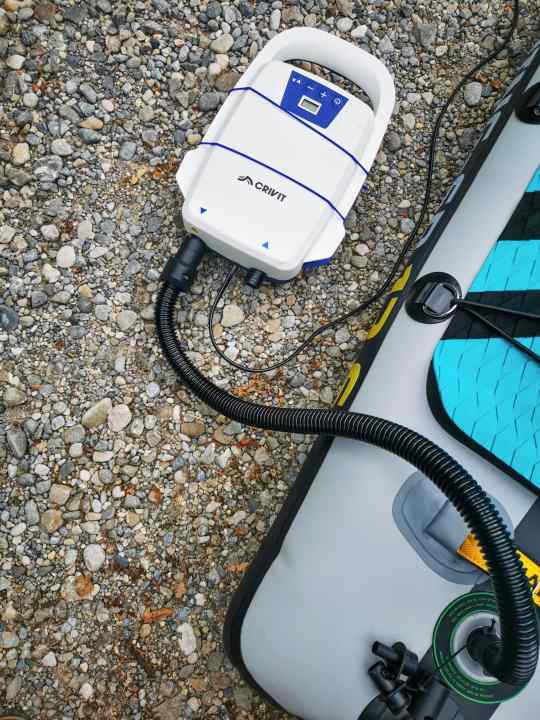 The Crivit pump is handy and comparatively light | Stephan Gölnitz