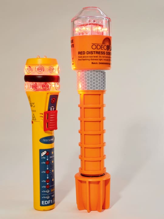 DEU;DE;GERMANY;DEUTSCHLAND;ALLEMAGNE, Schleswig-Holstein, Flensburger Förde, Geltinger Bucht. 21.7.2017

Test von Rettungsgeräten. MOB. Mann über Bord. Person über Bord. Rettung eines über Bord gefallenen Seglers. Eingesetzte Geräte:  Elektronische LED-Handfackeln und Laser mit schlitzförmigem Leuchtstrahl. Verschiedene Hersteller. v.l.n.r.: OceanSignal RescueMe EDF1, ODEO Flare LED, GREATLAND Rescue-Laser Flare, GREATLAND Rescue-Laser-Light.

 [ (c) Klaus Andrews, Carlshöhe 21, D-24340 Eckernförde, Germany, Tel. +49-4351-88 99 665, Mobil +49 (0)171 - 413 31 20, www.KlausAndrews.com, mail@KlausAndrews.com, Konto-Nr. 1268491444, BLZ 200 505 50, HASPA. IBAN: DE59 2005 0550 1268 4914 44  BIC HASPDEHHXX, www.freelens.com/clearing, Jegliche Verwendung nur gegen Honorar, Urhebervermerk und Beleg; Bei Verwendung des Fotos ausserhalb journalistischer Zwecke bitte Ruecksprache mit dem Fotografen halten. No modelrelease! ][#0,121#]