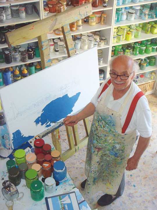   Franco Costa in seinem Atelier bei der Gestaltung eines Bildes zugunsten der Laboer Segeljugend 