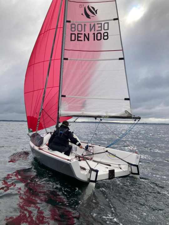   Auf zur ersten Soloregatta ihrer Karriere, die über Nacht und hohe Hürden rund Fünen führte: Sanni Beucke startete mit einer Seascape 18 in ihre Silverrudder-Premiere