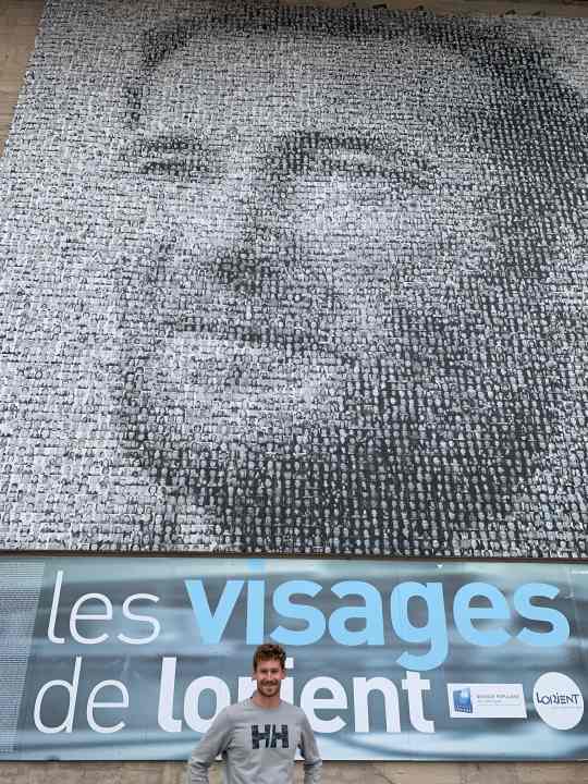   Dieses Bild von Lennart Burke vor dem Konterfei Eric Tabarlys und der französischen Segel-Kampagne "Les Visages de Lorient – Die Gesichter Lorients" entstand 2020. Damals bereitete sich Boris Herrmann auf seine Vendée-Globe-Premiere vor, und Lennart Burke zählte zu den neuen hungrigen Mini-Seglern, die in Lorient für den Aufstieg ackerten