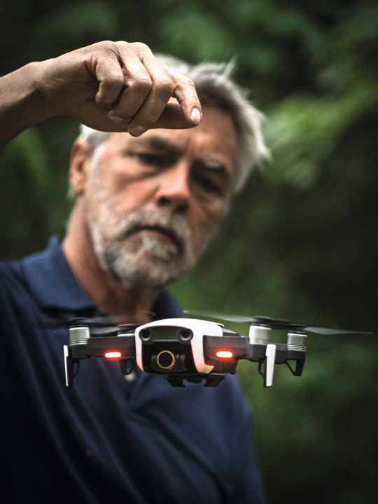   Oltre a una videocamera o reflex tradizionale, vale la pena di acquistare un drone per le riprese aeree.