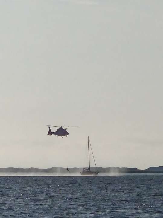 Eine heikle Mission ist das Absetzen des Sanitäters auf dem Segelboot. Ruhiges Wetter und glatte See erleichtern das Manöver.
