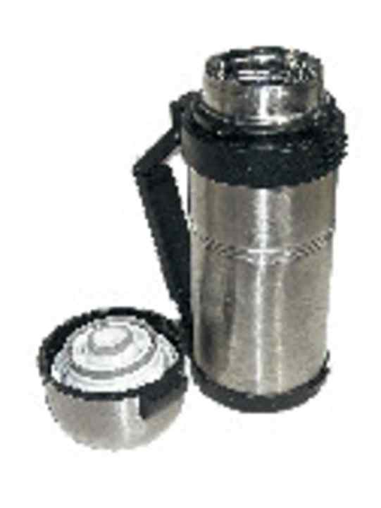 Was heiß hält, hält auch kalt: Die Baumarkt-<a href="https://www.awin1.com/cread.php?awinmid=12557&awinaffid=471469&clickref=BO+Thermoskanne&ued=https%3A%2F%2Fwww.bergzeit.de%2Fp%2Fthermos-everyday-isolierflasche%2F5027967%2F" target="_blank" rel="noopener noreferrer nofollow">Thermoskanne</a>* schnitt im Test gut ab. Die zum Start 6 Grad kalte Flüssigkeit war nach 24 Stunden erst 13 Grad warm. Für den Bordgebrauch sind Edelstahlkannen geeignet. Sie sind auch mit weitem Hals, zum Beispiel für Eiswürfel, erhältlich. Nette Winterlagerarbeit: Halter für mehrere Kannen basteln.