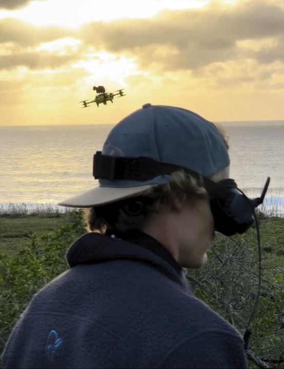 Das Fliegen mit einer FPV-Drohne bringt einige Vorteile, ist aber auch sehr anstrengend, wie Johannes Hertel berichtet.