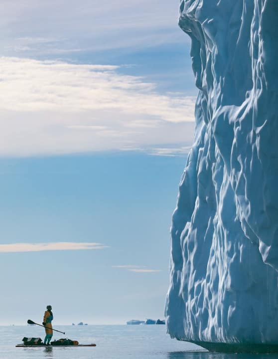 Die weißen Eisriesen lassen uns ganz klein erscheinen.