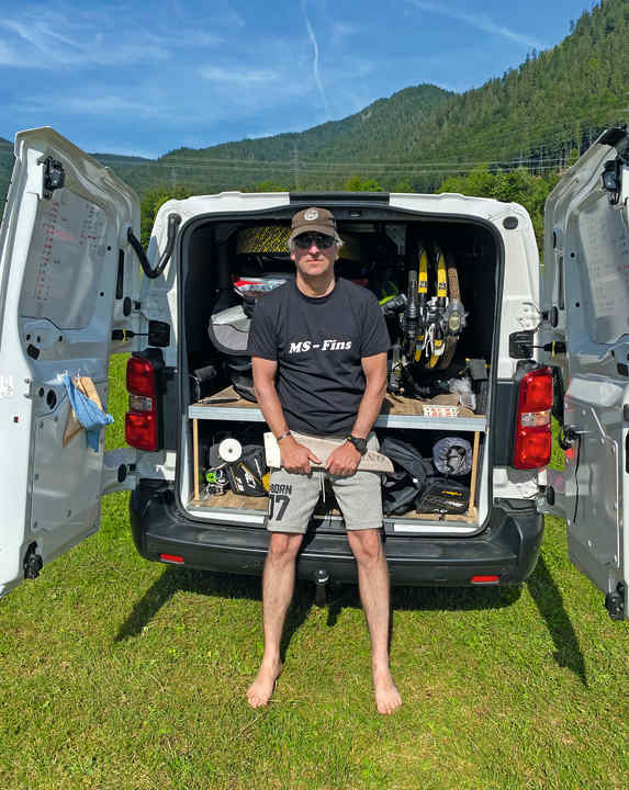 Michael Still vor seinem “Werkstattwagen”.