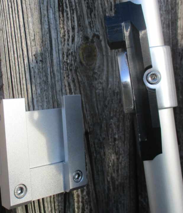   Der Hydrogenerator wird in zwei am Spiegel verschraubte Halterungen eingehakt