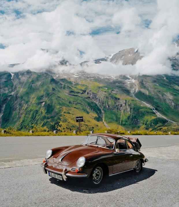 Ein Jahr lang hat Jasper Eckert an der Vollrestaurierung des 356 C, Baujahr 1964, gearbeitet – die erste große Reise führt ihn und Isabelle Ebermann bis nach Italien
