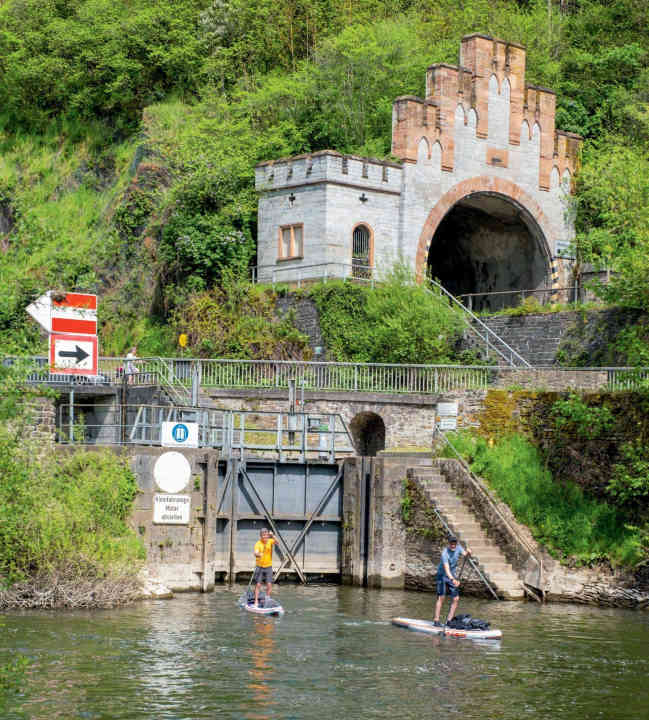 Nach dem Tunnel in Weilburg geht es auf den Fluss.