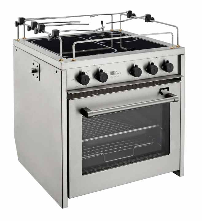 Gimballed induction cooker as a luxury solution: If you want to cook at sea, the cooker has to work even when the boat is heeling. The Ocean Chef 3 is one of the few electric cookers with induction and gimbals. However, it does not usually fit directly into the recesses intended for gas cookers. The price is around 5,600 euros
