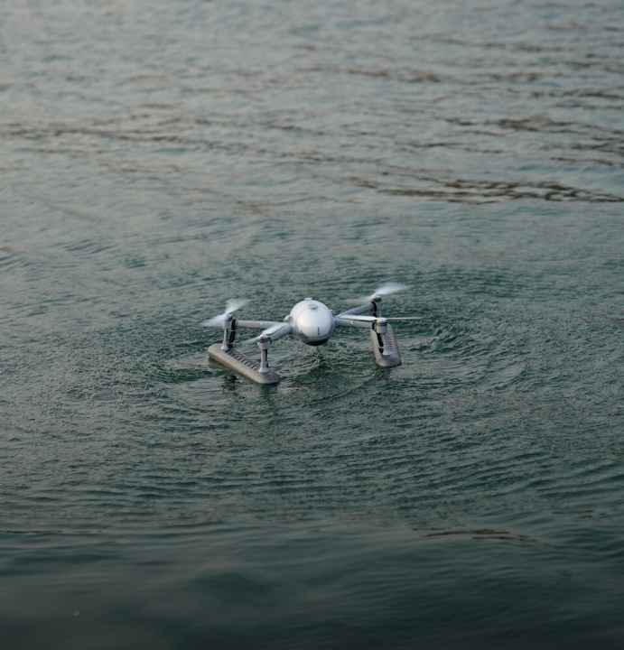   Wenn die Schwimmer montiert sind, startet und landet die Poweregg X auf dem Wasser