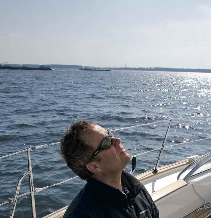 Wer den Blick zum Verklicker und übers Wasser ohne gute Sonnenbrille wagt, setzt seine Sehkraft aufs Spiel. Im Alter droht Grauer Star