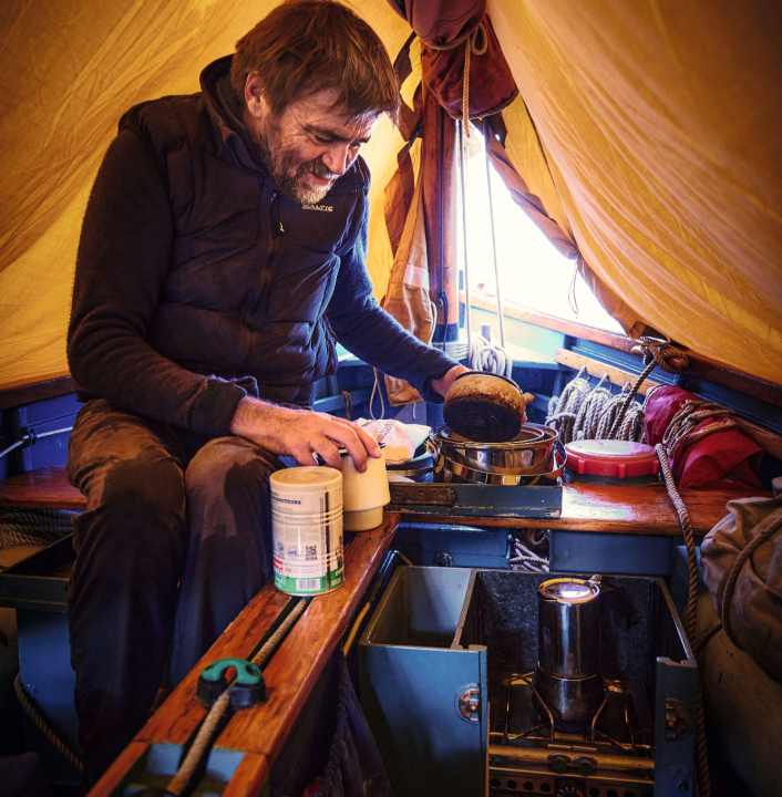 Life on board the small "Avel Dro" takes place entirely under the tarpaulin